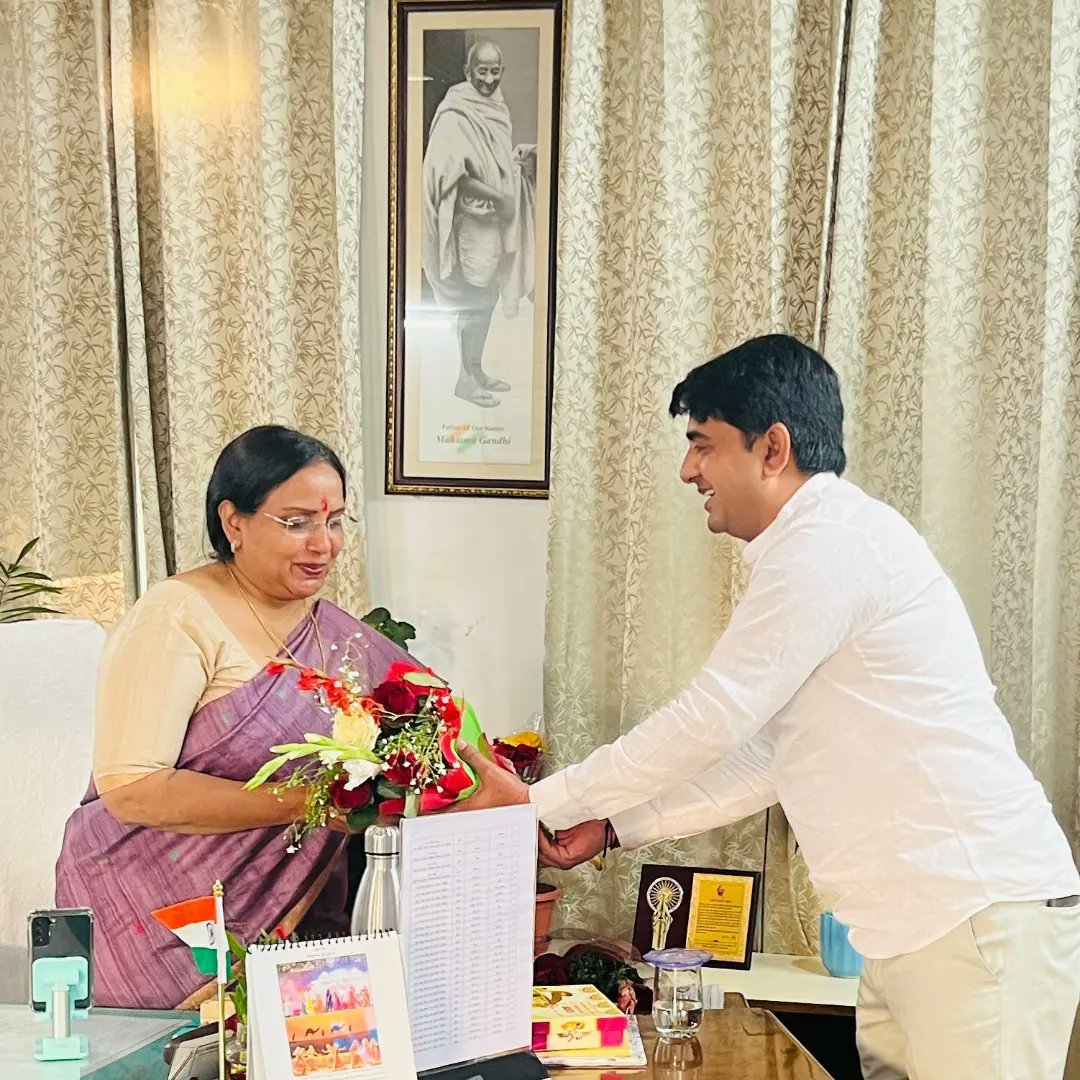 pavanmeenainc's tweet photo. कोटा संभागीय आयुक्त के पद पर पदग्रहण करने पर श्रीमती उर्मिला राजोरिया जी का स्वागत किया और मार्च के महीने में होने वाली "स्वच्छता मार्च" सफाई अभियान के पोस्टर का विमोचन किया गाय।
#cleankota https://t.co/d5VZNC82oY