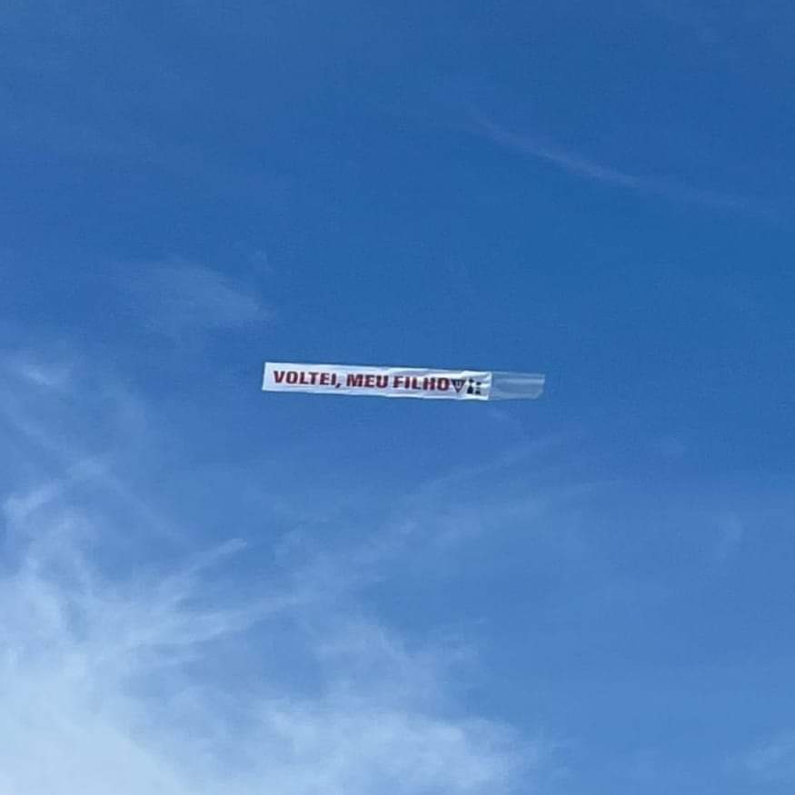 LaRadioRedonda's tweet photo. “Volví, hijo mío”, es la frase que sobrevuela por los cielos de Río de Janeiro 🇧🇷 en una avioneta contratada por hinchas de Liga Deportiva Universitaria.

#10AñosConLaRedonda
#YoSoyLaRadioRedonda 📻 https://t.co/rYWB0oIQ6O