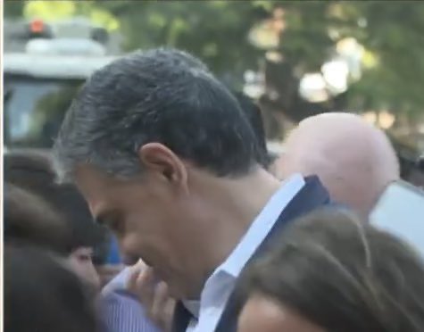 sonríe el loko. se encontró con una colega.