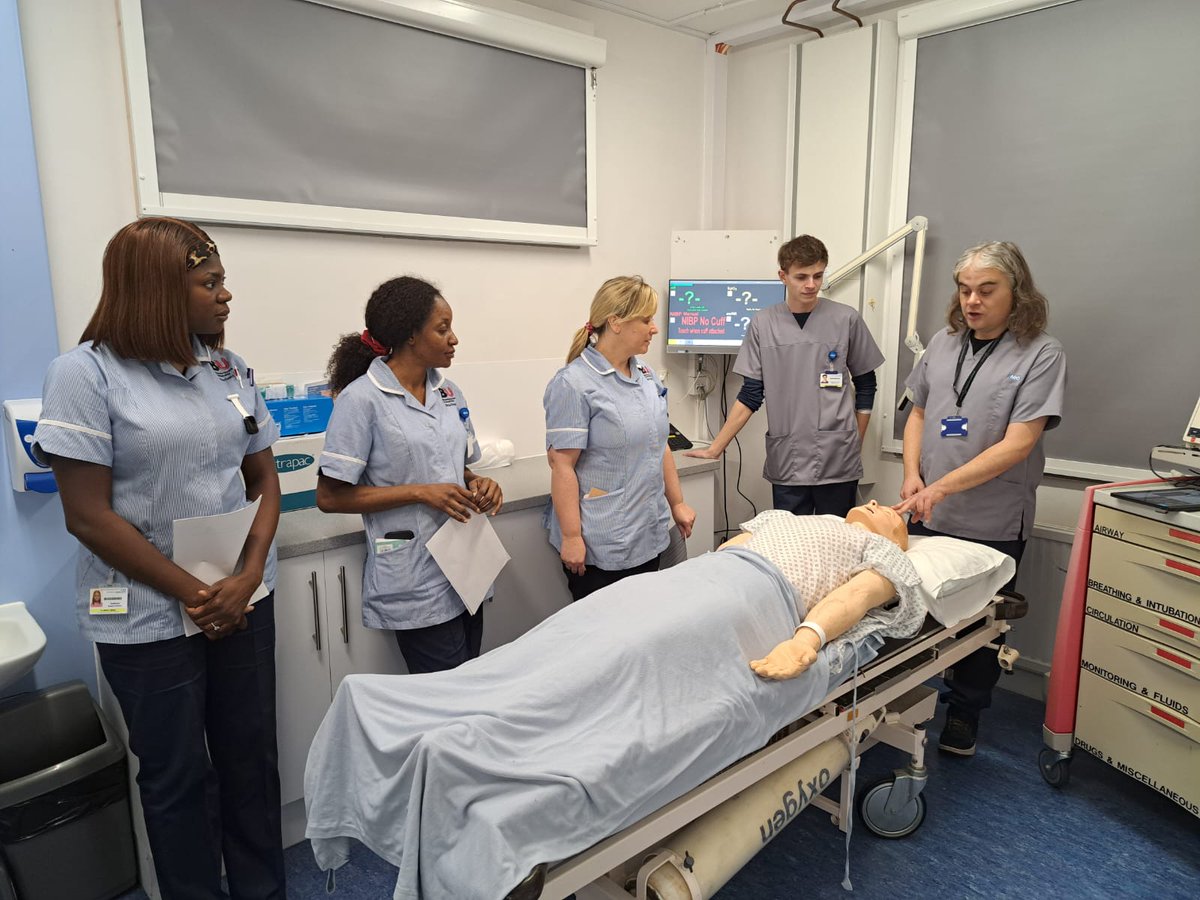 Learning as a multi disciplinary team is a vital part of simulation. Here we have some of our brave student nurses being introduced to the manikin for the first time, so that they can help us facilitate the F2 doctor training this afternoon. #Simulation #OneTeam @UHD_NHS @CypBu
