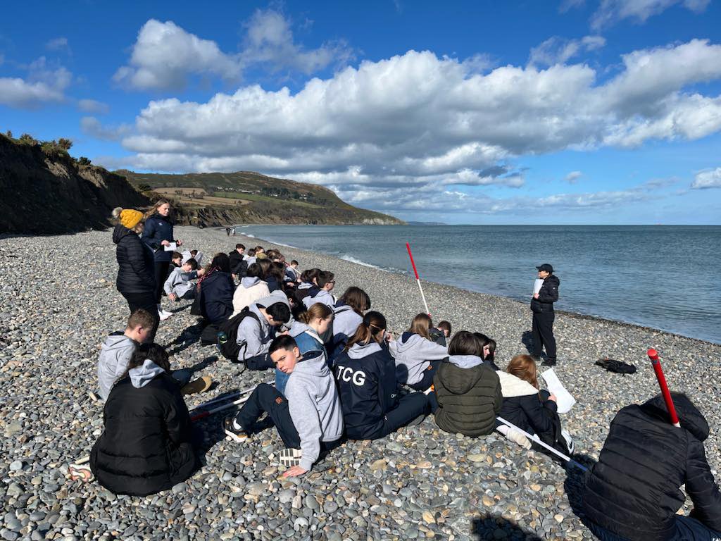 The next gen of geographers! Great day with 2nd yr @templecarrigGS students in sunny Greystones! The school is piloting a combined CBA approach for Junior cycle to help students make links between different subjects they study. This pilot is Geog, science, maths and philosophy💪