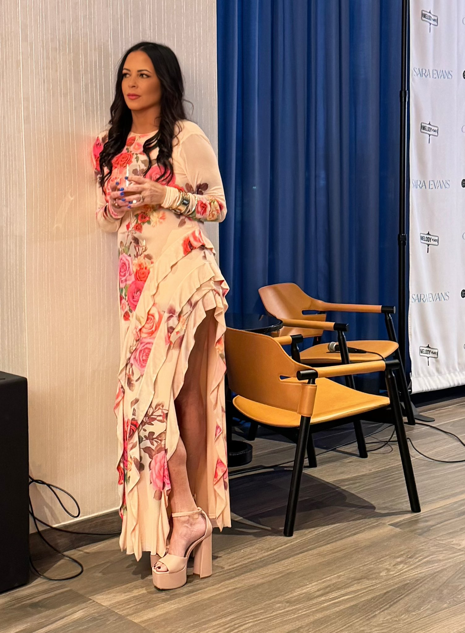 Sara Evans on X: Fun night! Wish I could tell yall what we were doing!  Surprises coming! t.coesbDZK0nCI  X