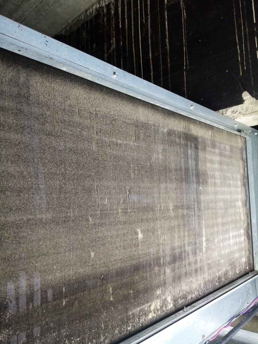 Mantenimiento preventivo de serpentín de unidad evaporadora de equipo de aire acondicionado 10 T.R.