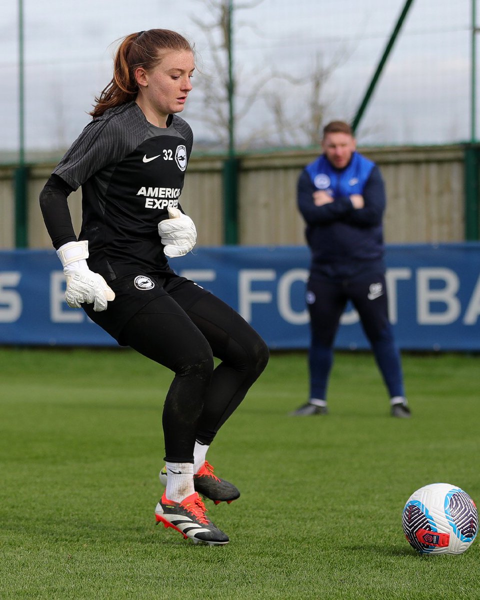 The brick wall...🧱 @sophiebag96 ⛔️