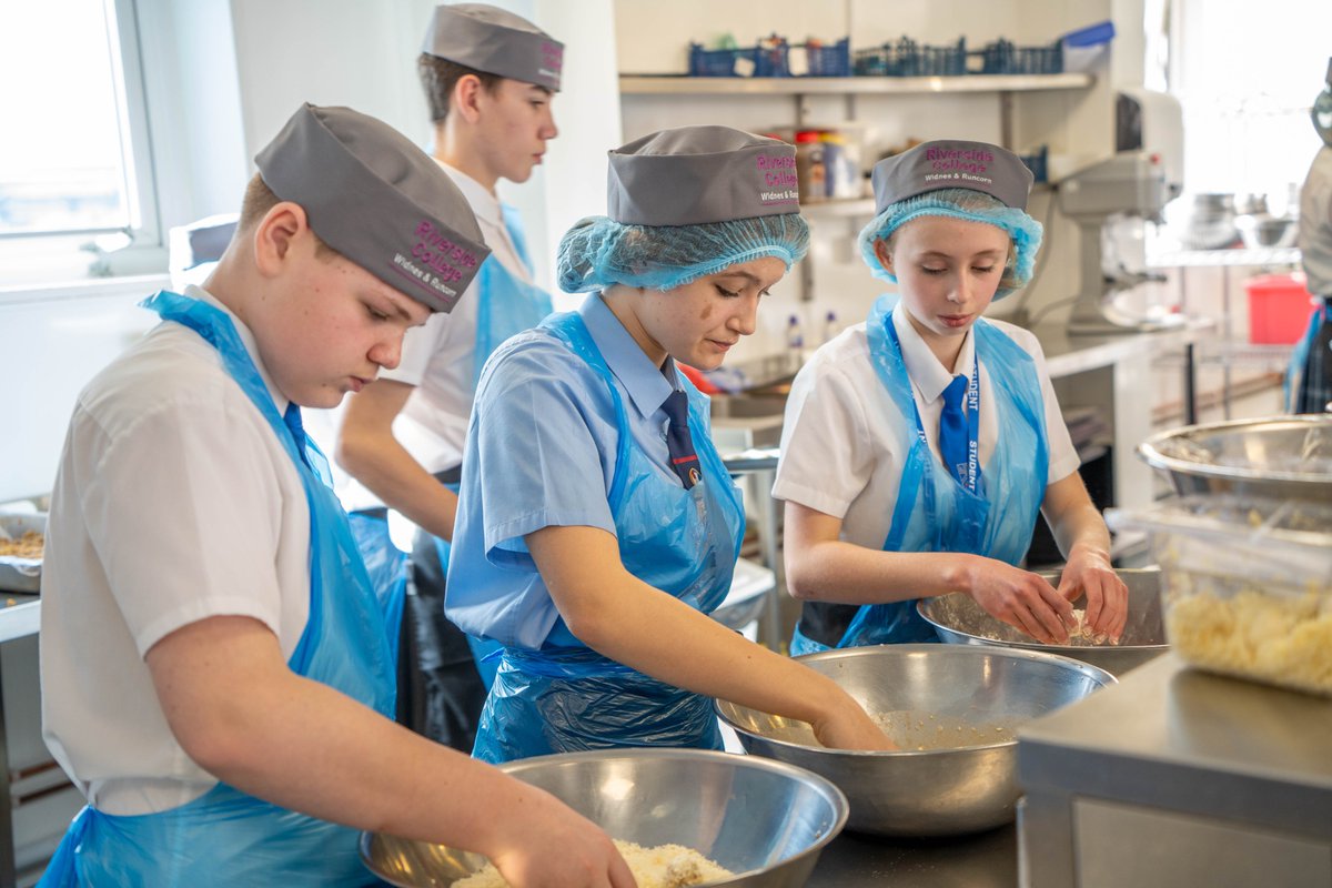 StsPnP's tweet photo. In a unique opportunity, #BePandP #Year10 #GCSE Food Preparation & Nutrition students worked alongside two Michelin star chefs @riversidecoll last week.
Teacher Mrs Bayliss said, "We can't thank the college enough for arranging such a special experience for our students." https://t.co/Sg8JMNQ3xK