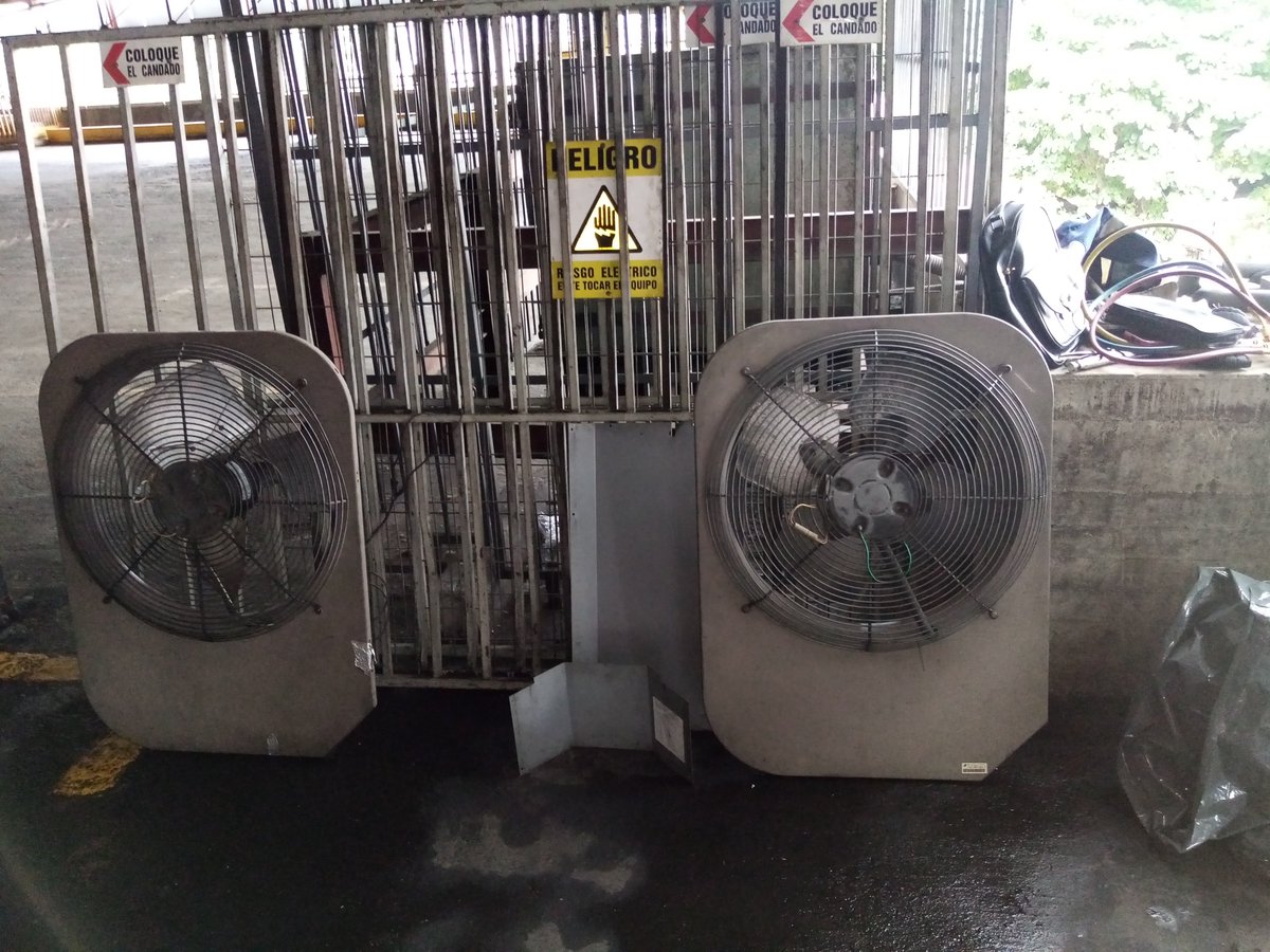 Mantenimiento de unidades condensadoras de equipos de aire acondicionado 5 T. R.