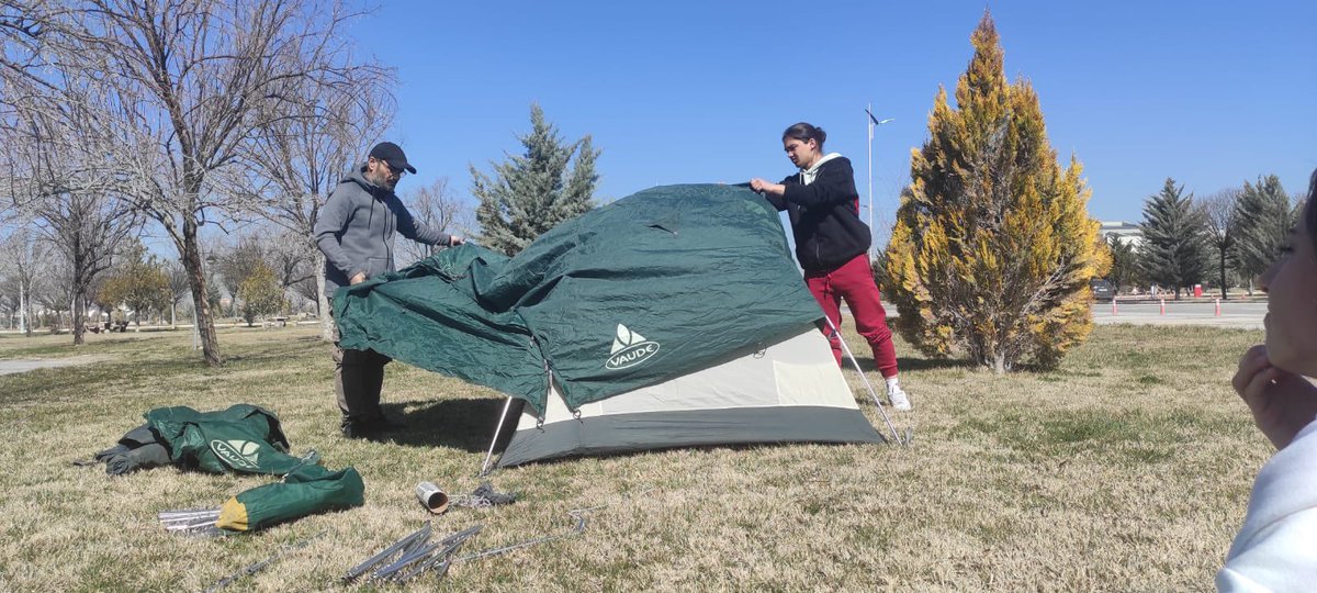 Beden eğitimi öğretmenliği bölümü öğrencilerimiz Öğr. Gör. Rıfat Demir rehberliğinde Doğa Sporları dersinde uygulamalı olarak çadır kurulumu gerçekleştirdiler. ⛺️🏕️

<a href="/aksarayedutr/">Aksaray Üniversitesi</a> <a href="/profalpayaribas/">Prof. Dr. Alpay Arıbaş</a> <a href="/hunluhunlu/">Hüseyin Ünlü</a>