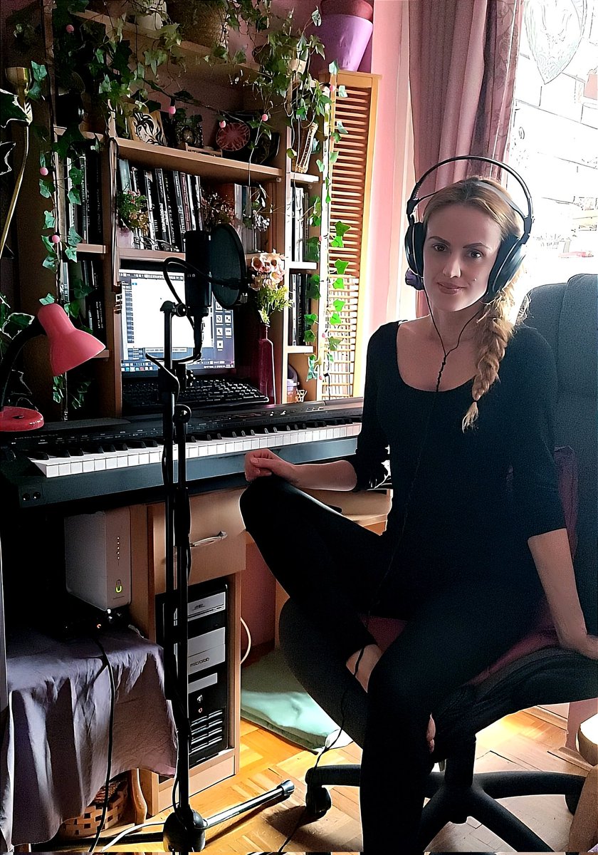 NellyMonk1's tweet image. Recording vocals break before continuing with the chorus part 🖤🎙️🎧

#homestudio #singer #cubase12 #topvocalist #vocalist