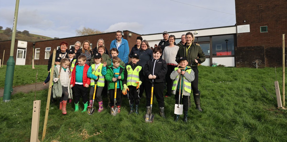 Trethomas Health Centre has collaborated with Keep Wales Tidy to create an orchard that is beneficial to the wellbeing of everyone that visits. Students from Ty'n y Wern Primary School, GAVO and local Councillors came to help. Special thanks to the students, Andy and Billy 🌳