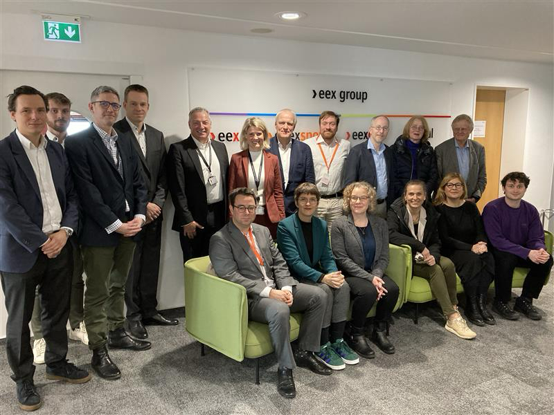 Besuch bei der #Strombörse in #Leipzig: Wir sprachen über die Preisbildung/-entwicklung auf dem Strommarkt. 
Ein Fazit: Die #Strom-Preise fallen mit dem Ausbau der #ErneuerbareEnergien tendenziell weiter. Der Markt geht von sinkenden Preisen aus. #Energiewende