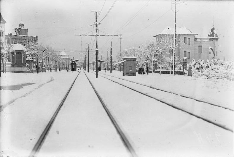 meteocat's tweet photo. 🗓️#Fa100anys té lloc un temporal de neu (26-27 de febrer de 1924) que afecta principalment el litoral i prelitoral Central amb gruixos de neu propers als 20 cm arran de mar i superiors als 50 cm a la Serralada Prelitoral.
📸Facilitades per @historiesdebcn d'@FGC i @arxiunacional. https://t.co/qv7rh1pNF8
