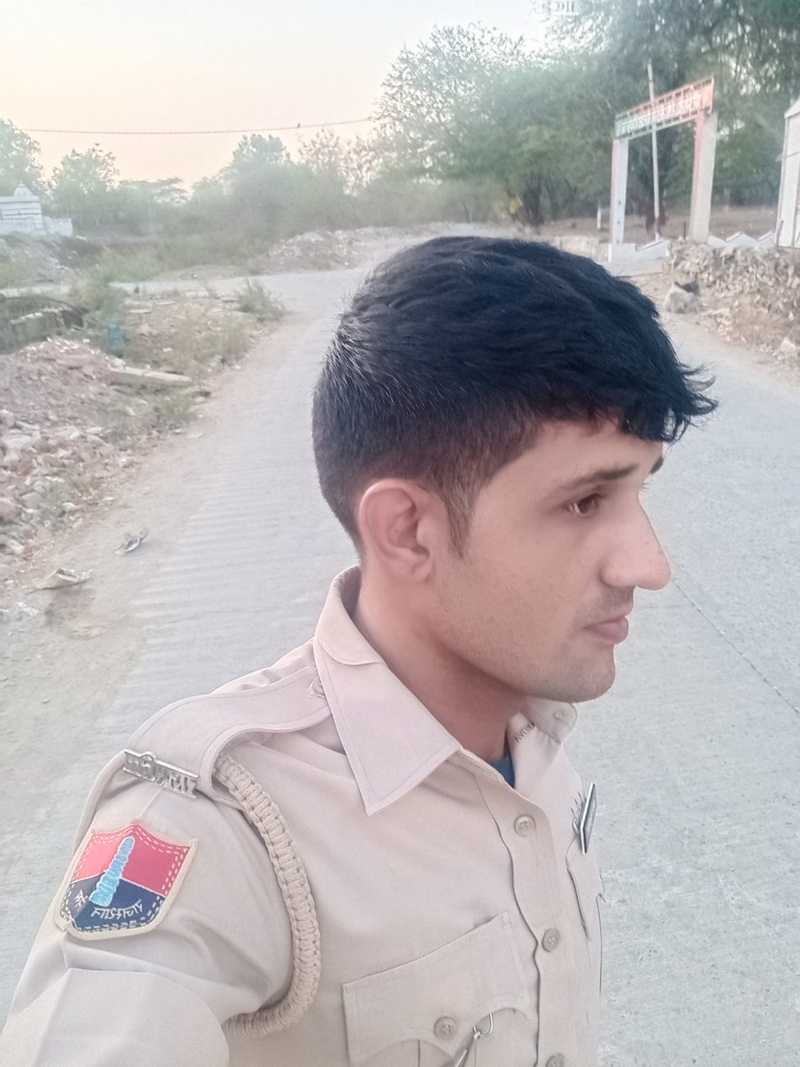 IshwarPbc's tweet photo. कोई साथ छोड़ दे तो हौंसला टूट जाता है 
एक मकान बनाने की जिद में अपना घर छुट जाता है, 
मगर हर बार गि��कर संभल रहे हो ना तुम 
माना कि सफर मुश्किल है मगर चल तो रहे हो ना तुम https://t.co/pD7xmSStYy