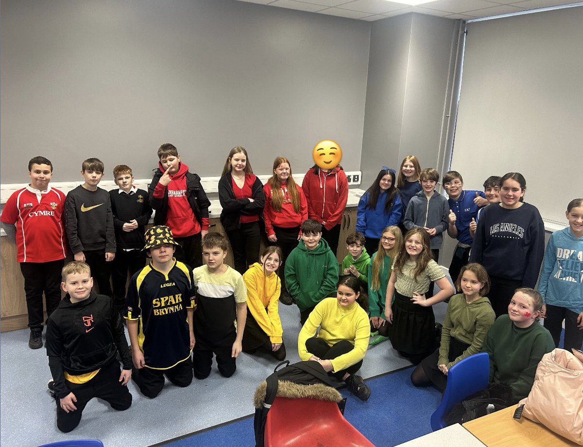 MullenJones's tweet image. 7.3 all ready for today’s Eisteddfod celebrations🔵🟡🔴🟢