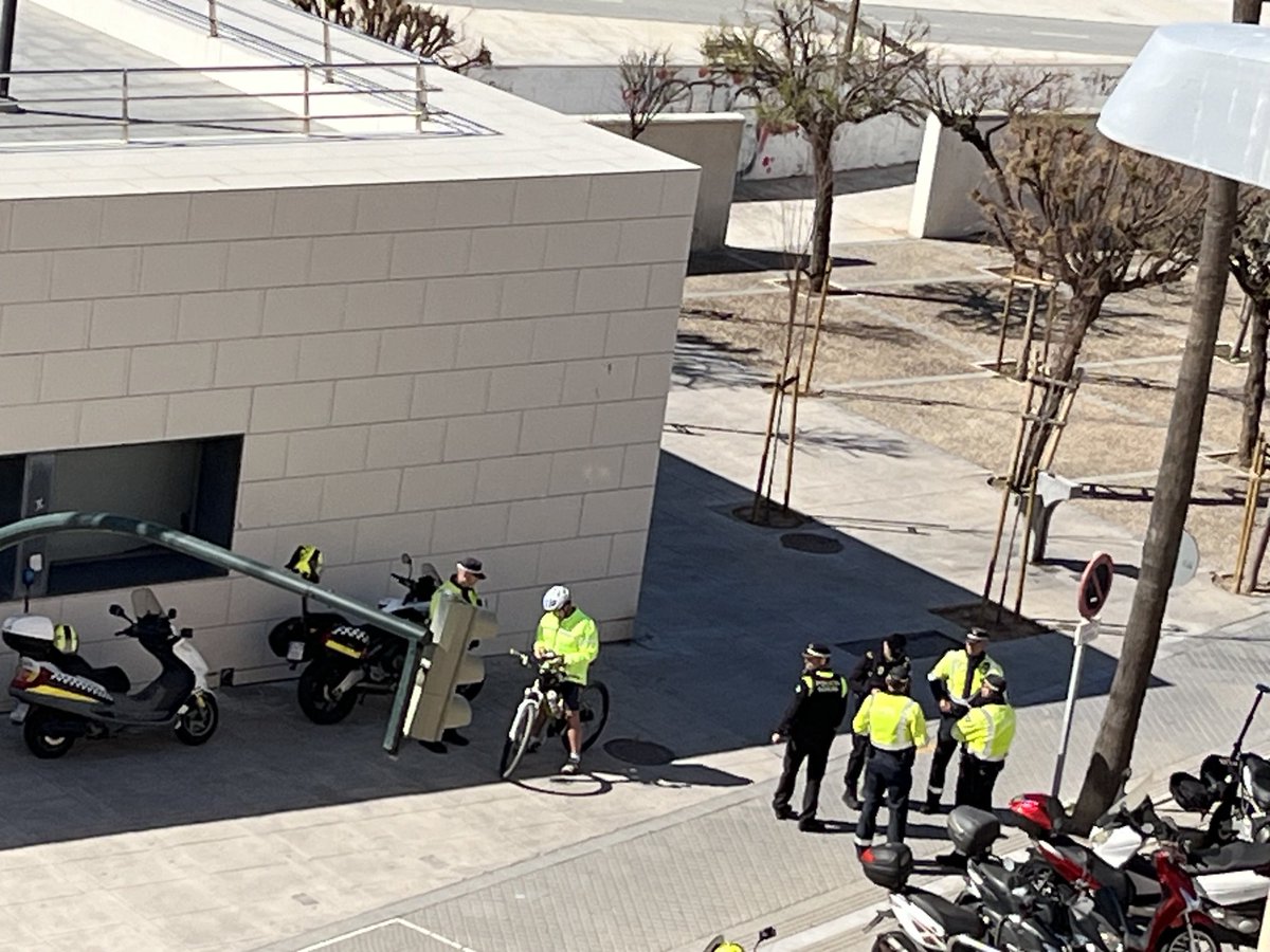 El afán recaudatorio no entiende de colores políticos. Saben donde ponerse. Multando a diestro y siniestro, y ese hombre iba despacio y con casco, en una zona de obligado paso al estar cortado el carril bici en la parte superior por unas obras eternas en las murallas. #Cadiz
