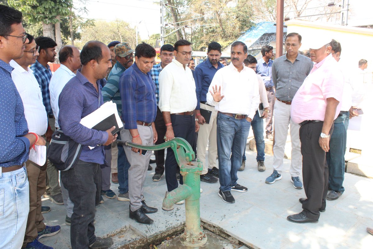 🚂 Divisional Railway Manager Shri Sanjeev Kumar leads a comprehensive inspection at Azimganj Junction Station today, emphasizing quality, cleanliness, and passenger comfort. #RailwayUpdates #HowrahDivision #AzimganjJunction 🛤️