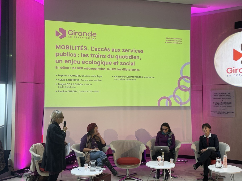 La directrice du @FViesMobiles Sylvie Landriève est intervenue lors d'une table-ronde sur la mobilité et l'accès aux services publics lors de la journée Solutions Solidaires du Département de la Gironde. Découvrez son intervention sur @libe : solutions-solidaires.fr/le-forum/mobil…