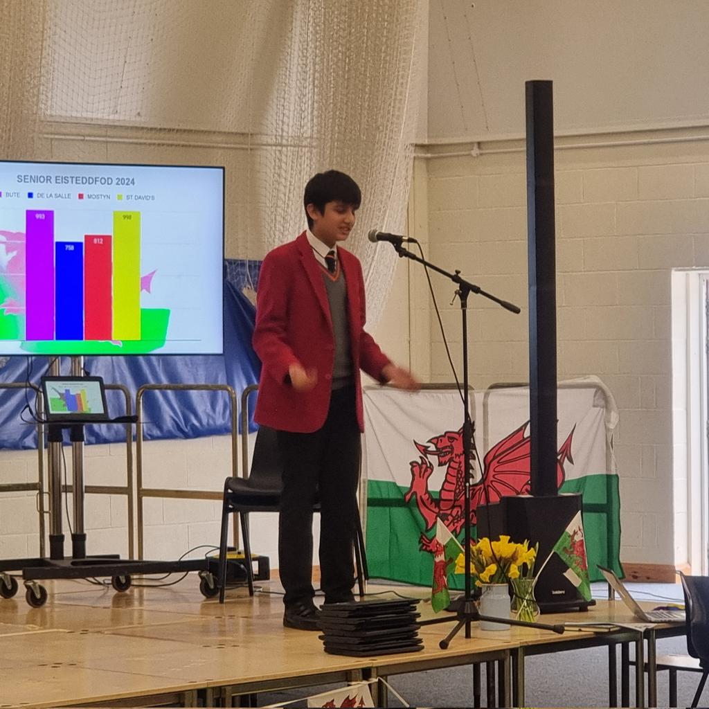 SJC_Languages's tweet photo. #SJCR13 Wowed us with their individual Welsh recitations🏴 Diolch to Jack W, Sid R and Haroon R for performing so articulately, and da iawn to Harroon for receiving first place for #SJCStDavids!🥇 #SJCEisteddfod #SJCWelsh #SJCSeniors #SJCFamily #SJCFromTheHeart https://t.co/B9uniQLuya