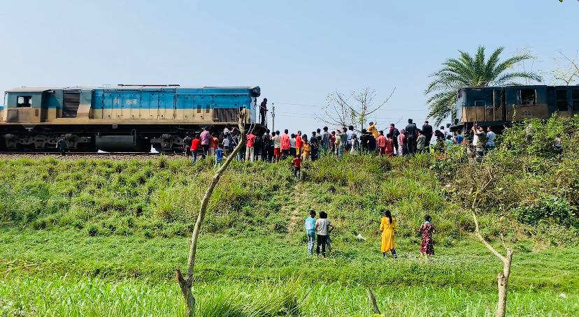 ৪ ঘন্টা পর টাঙ্গাইল কমিউটার ট্রেন উদ্ধার করলো রিলিফ ট্রেন