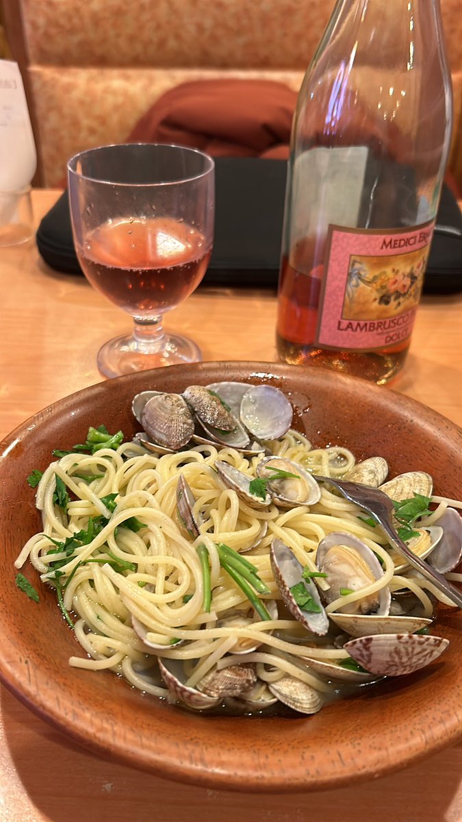 #KYOKO先生の札幌合宿 
安定のサイゼリヤで課題について考え中。
あなたは自分のこと好きですか？
私は私のこと大好きです。
サイゼの私も愛おしいです。