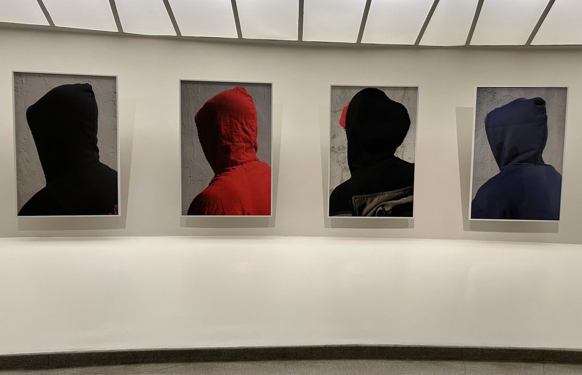 This is John Edmonds' Hoods.   buff.ly/3RPdWhA 

NikiKetchman.com
#GoingDark #GuggenheimExhibit #BlackVoices #Invisibility #ArtisticNarratives #EmpowermentThroughArt