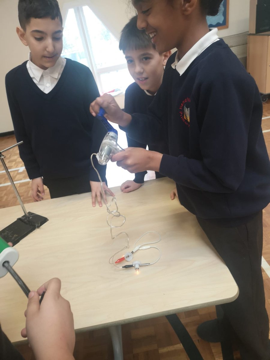 HandfordHallPS's tweet image. Year 6 Fab Science