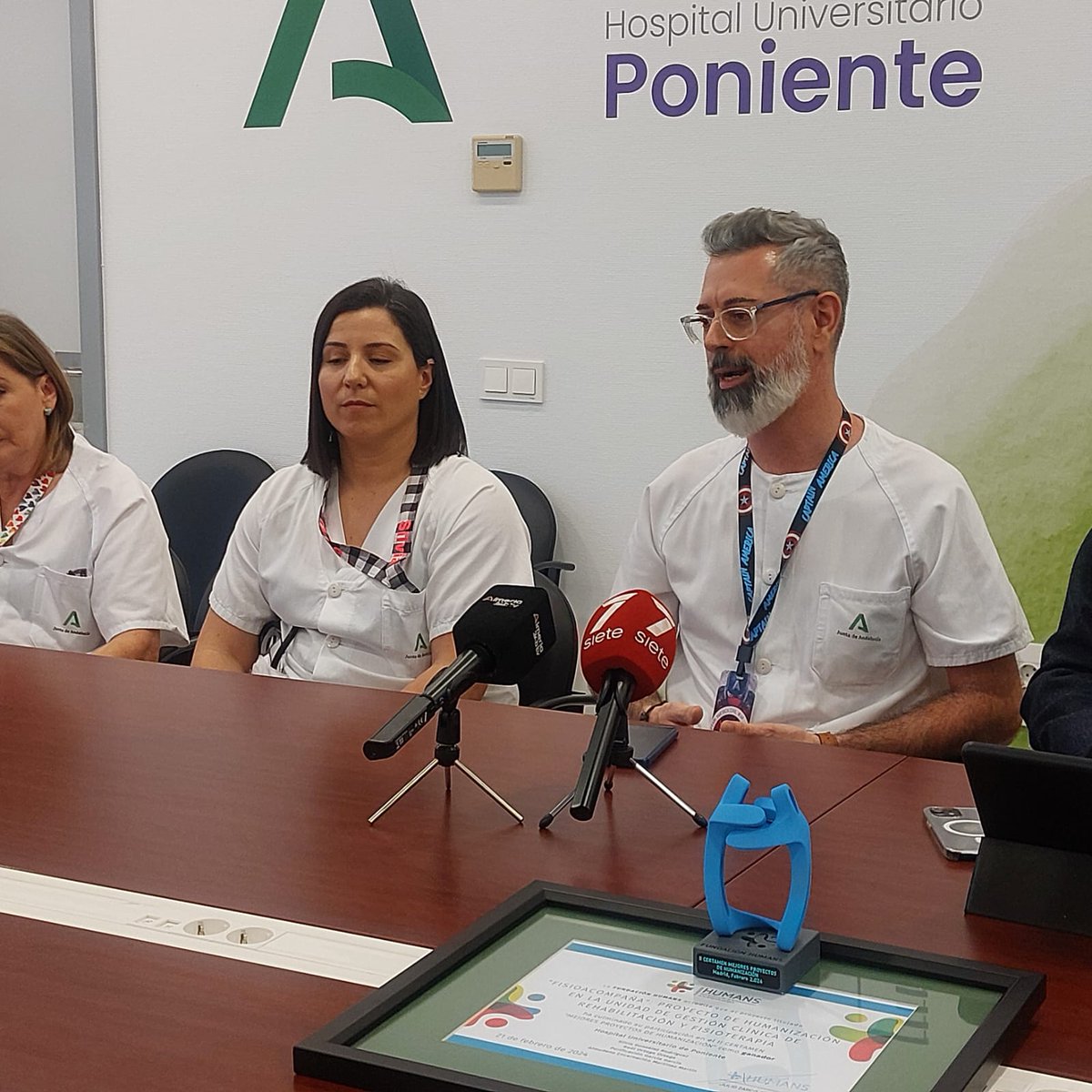 Hospital Universitario Poniente (@huniv_poniente) on Twitter photo Presentamos a la prensa local el proyecto FisioAcompaña, de la Unidad de Rehabilitación y Fisioterapia del #HUnivPoniente, ganador del Premio Humans y orientado a cuidar a quienes cuidan a pacientes dependientes
#SomosPoniente
<a href="/saludand/">Consejería de Salud y Consumo</a> <a href="/AlmeriaJunta/">AlmeríaJunta</a> <a href="/HumanizAndal/">HumanizAndalucía</a> <a href="/peacro/">PEDRO ACOSTA</a> Presentamos a la prensa local el proyecto FisioAcompaña, de la Unidad de Rehabilitación y Fisioterapia del #HUnivPoniente, ganador del Premio Humans y orientado a cuidar a quienes cuidan a pacientes dependientes
#SomosPoniente
<a href="/saludand/">Consejería de Salud y Consumo</a> <a href="/AlmeriaJunta/">AlmeríaJunta</a> <a href="/HumanizAndal/">HumanizAndalucía</a> <a href="/peacro/">PEDRO ACOSTA</a>