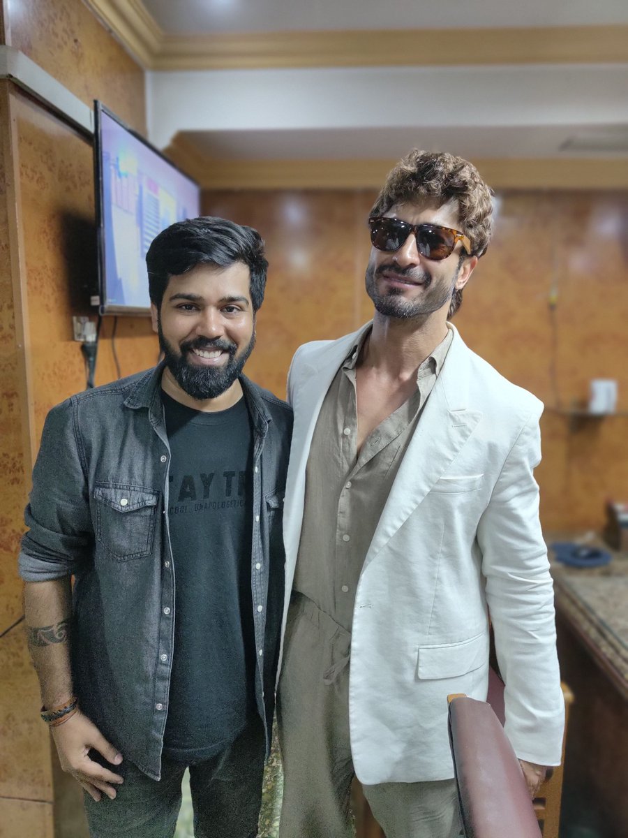 We live for cinema, we die for cinema. We feel happy when our hard work pays off. Due to a video of FilmiFever, @VidyutJammwal himself came to Gaiety Galaxy and met Manoj ji. What a person you are! Some people may take money to criticize your film, but no one can take away the…