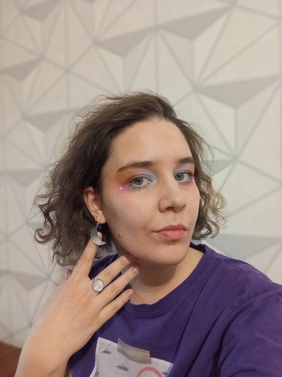 Зацените макияж и перламутровый комплектик с серёжками и колечком