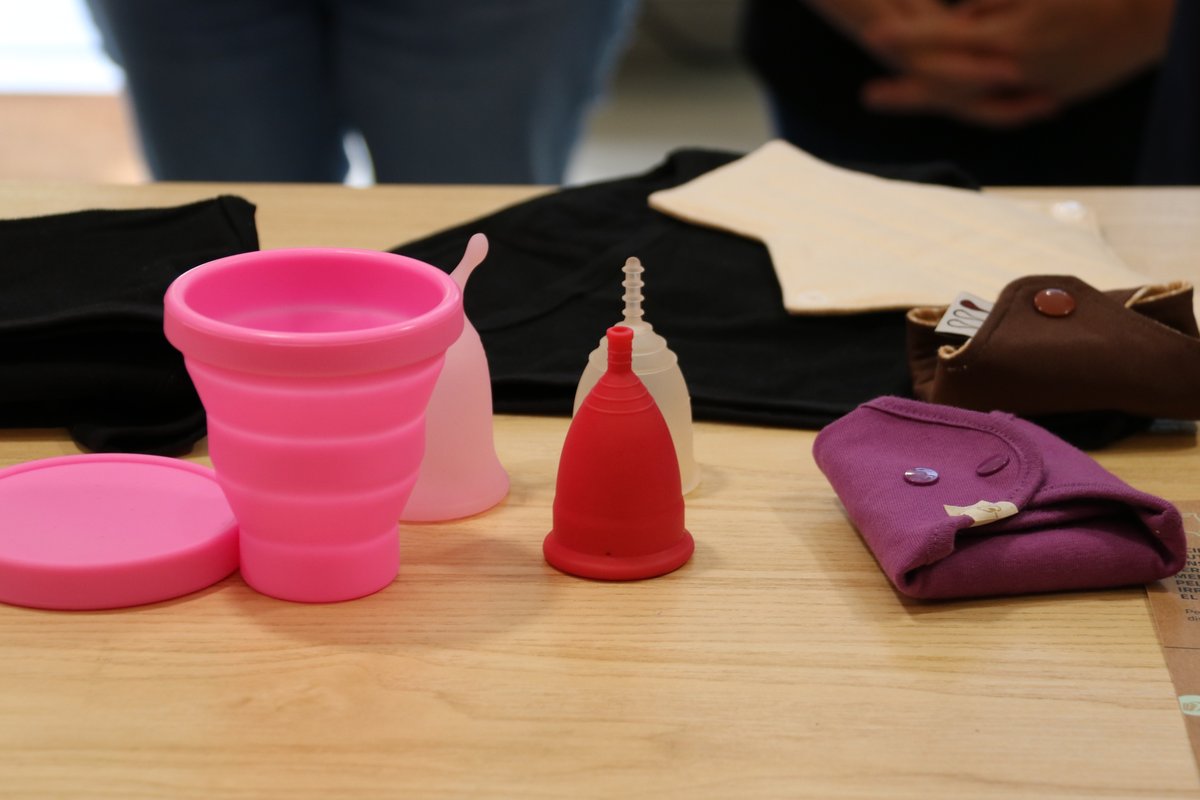 3CatInfo's tweet photo. Les copes, calces menstruals i compreses de tela gratis arriben a les farmàcies dilluns: què cal fer per recollir-les? https://t.co/8ZeiS6t97J https://t.co/O4rQkjR5k8
