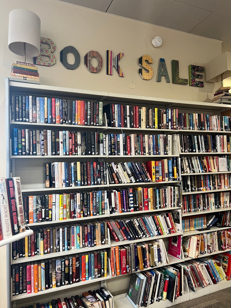 Delray_Library's tweet image. #DidYouKnow 💭  that we also have Books for sale in our library? Just come give us a visit and you&apos;ll see this right in the lobby!