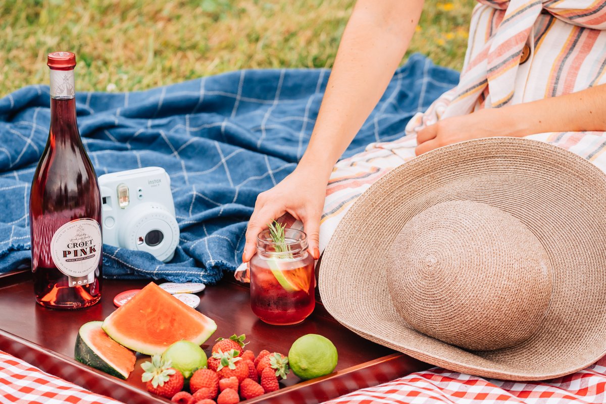CroftPink's tweet photo. Spring is closer than you might expect - picnic time is around the corner. Do you have your bottle of Croft Pink already? 😉 

-

A primavera está mais próxima do que poderás estar à espera - a hora do piquenique está ao virar da esquina. Já tens a tua garrafa de Croft Pink? 😉 https://t.co/jHByStP5rT