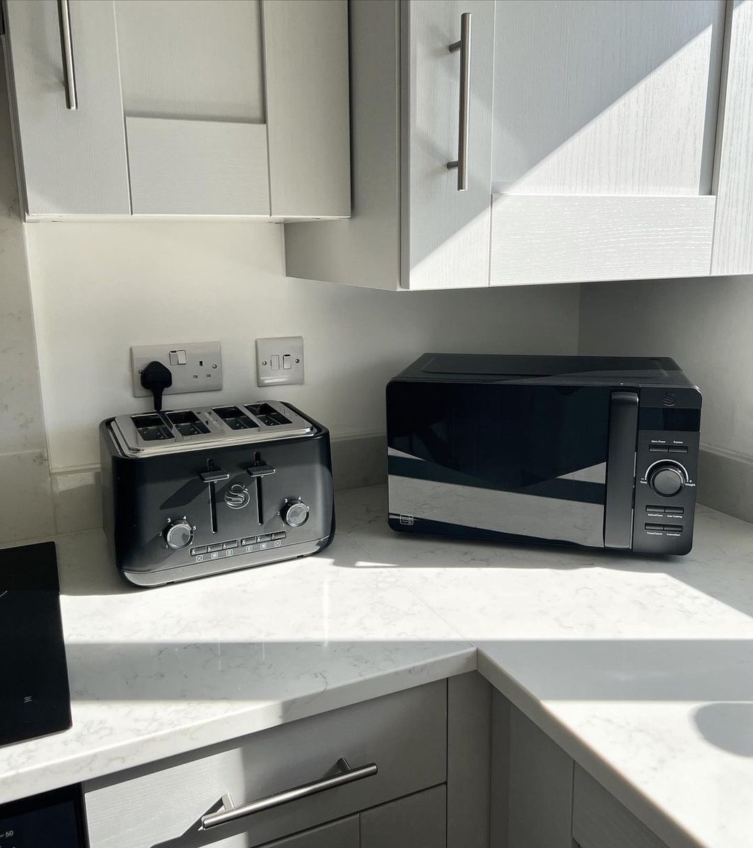 We're loving these sunnier mornings 🌞 How pretty does our Stealth Range look here?🤩 ⁠ 📸 @_ourabode⁠ ⁠ #stealthcollection #kitchen #microwave #toaster #kitchenappliances #kitchendecor #kitcheninspo #swanbrand