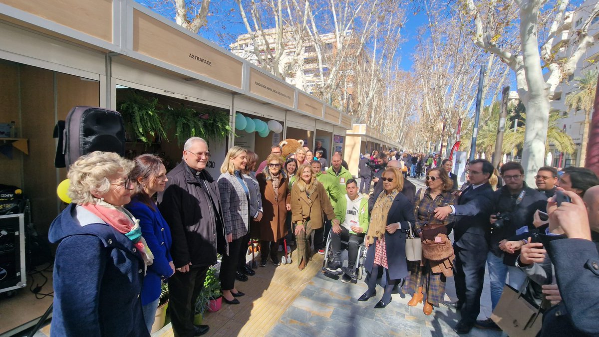Más de 100 asociaciones participan en la XXIII Muestra International de Voluntariado de la UCAM que ha inaugurado esta mañana su presidenta, María Dolores García, acompañada por <a href="/ObispoCartagena/">Obispo de Cartagena</a> y <a href="/contxaruiz/">Conchita Ruiz Caballero</a>.
La Muestra, ubicada en el Paseo Alfonso X de Murcia, permanecerá