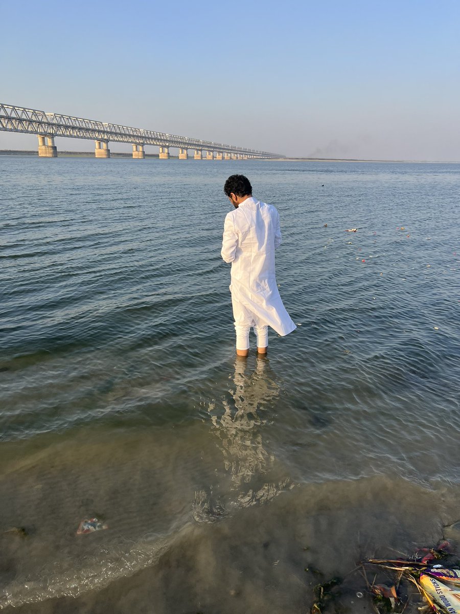 भो भुवनेश्वरि पुण्ये धन्ये देवि द्रवमयि मुनिवरकन्ये।
गंगास्तवमिमममलं नित्यं पठति नरो यः स जयति सत्यम्॥

पटना में उपलब्ध श्रेष्ठतम अनुभव - पवित्र गंगा में स्नान।