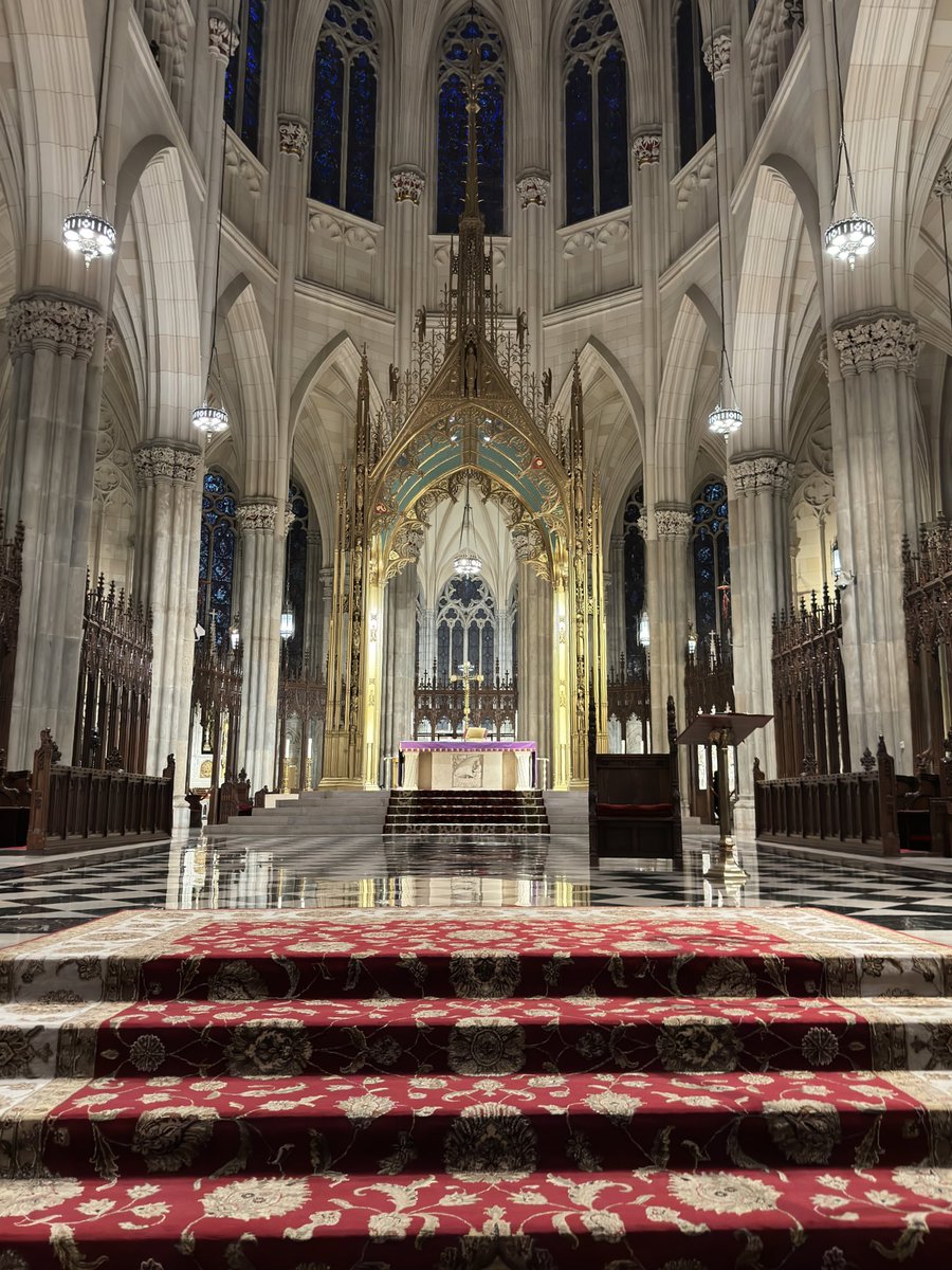 AlunICT's tweet photo. Donald Trump Tower and St Patrick’s Cathedral https://t.co/gtS3ttWLGW
