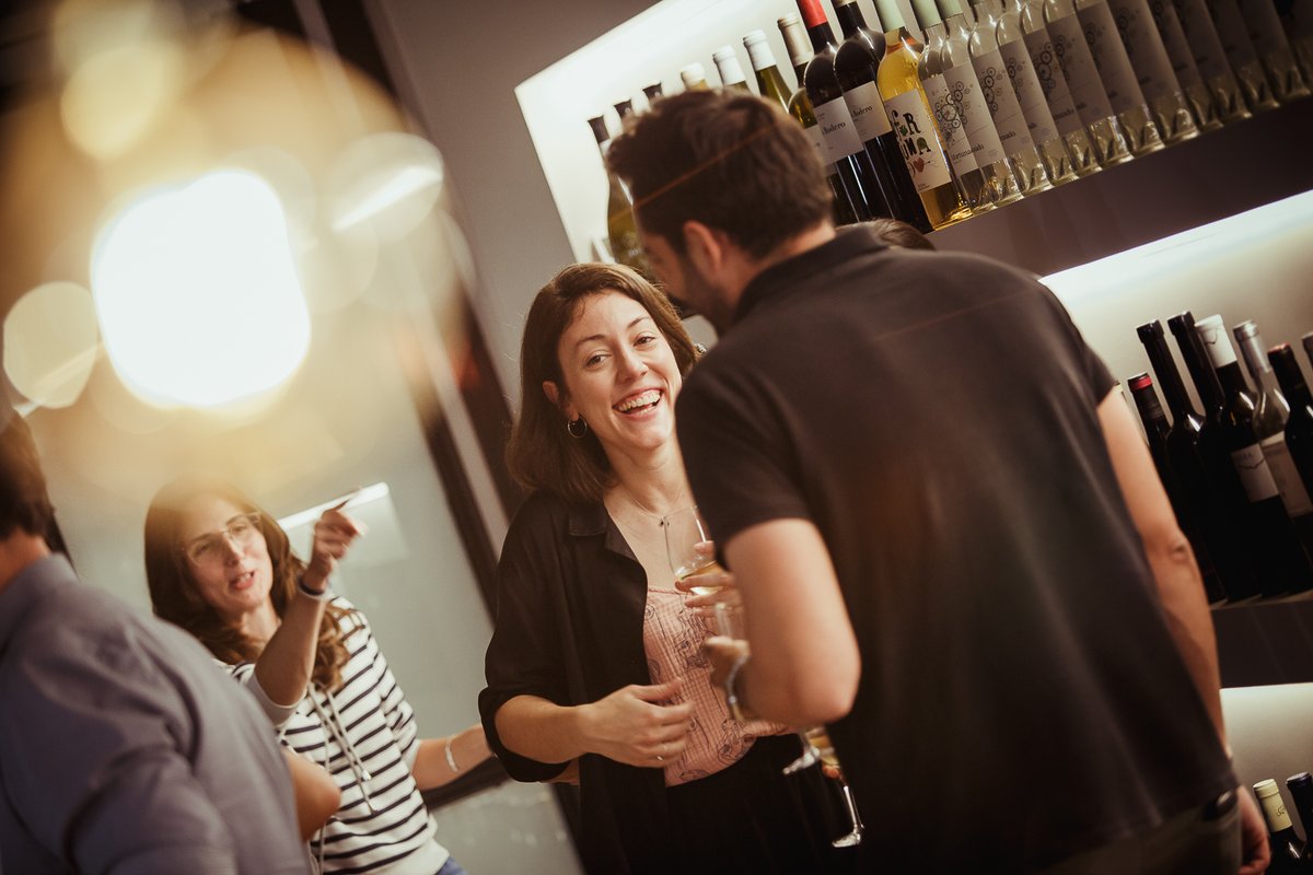 Y si te invito a una copa... 🍷🤪  Arriba esos ánimos que es juernes