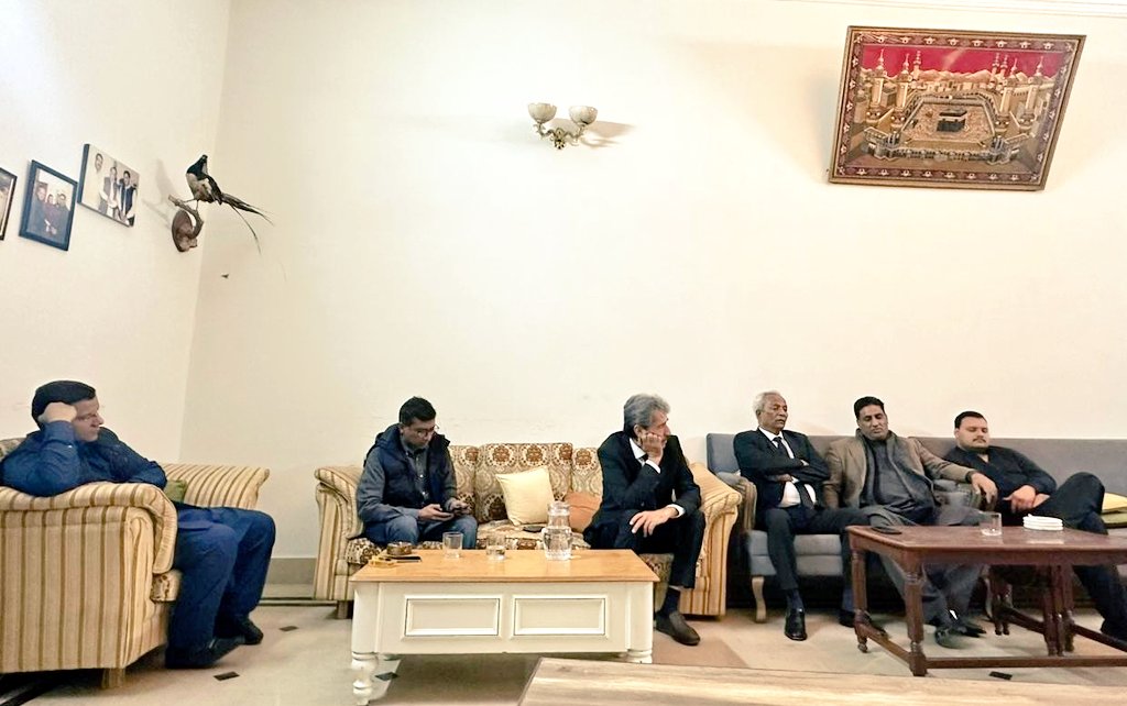 KhurramBhatti01's tweet photo. اسلام آباد ۔ سینیٹر نہال ہاشمی ، رضا علی عابدی ، انور بلتی ، فہد شفیق ، زوہیب خان ، عابد کھرل کے ہمراہ صدر پاکستان مسلم لیگ ن جاپان ملک نور اعوان سے ملاقات گزشتہ ماہ رحلت کر جانے والے ملک نور اعوان کے چھوٹے بھائی کی وفات پر فاتحہ خوانی اور دکھ کا اظہار https://t.co/XpwPTTmsAy