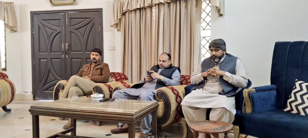 KhurramBhatti01's tweet photo. اسلام آباد ۔ سینیٹر نہال ہاشمی ، رضا علی عابدی ، انور بلتی ، فہد شفیق ، زوہیب خان ، عابد کھرل کے ہمراہ صدر پاکستان مسلم لیگ ن جاپان ملک نور اعوان سے ملاقات گزشتہ ماہ رحلت کر جانے والے ملک نور اعوان کے چھوٹے بھائی کی وفات پر فاتحہ خوانی اور دکھ کا اظہار https://t.co/XpwPTTmsAy