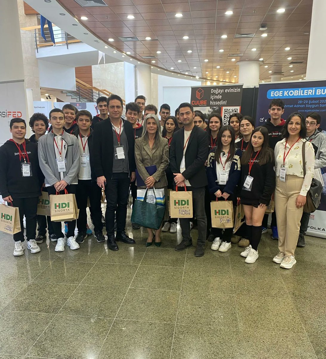 kosbimtal's tweet photo. Okul müdürümüz sayın Nuray Ardıç, EGEKOBİDER'in düzenlemiş olduğu "Ege Kobileri Buluşuyor 2024" isimli buluşmada "Meslek Liselerinin İşletmelerdeki Rolü" konuşması gerçekleştirmiştir. Okul öğrencileri, öğretmenler ve idarecilerimizin katılım sağladığı organizasyon gerçekleşmiştir https://t.co/8jUiRbrpow