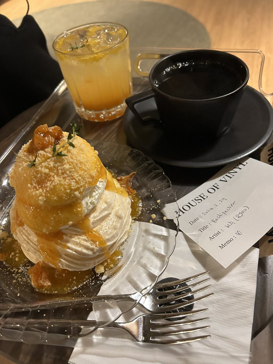 peach_jam_bread's tweet photo. 연남동 LP카페 하우스오브바이닐!
신청곡 종이에 써서 올려두면 노래를 틀어주신다…!
카페에 병주 백패커스 울리는데 진짜 너무 분위기랑 잘 맞아서 기분이 좋네여🤭 https://t.co/KWTBk57giS