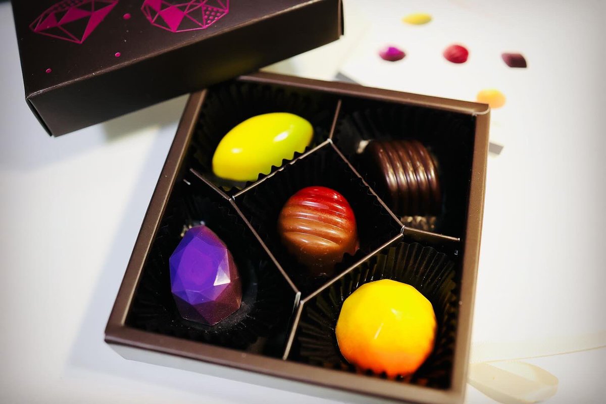 toshi_choco_oda's tweet photo. 【ブランド】
Sébastien Bouillet
【商品】
ジュエルショコラ(5コ)
【商品価格】
¥1,296
【備考】
#SébastienBouillet #セバスチャンブイエ
#chocolate #チョコレート
#salonduchocolat #サロンデュショコラ
#lyom #リヨン #宝石
#デザート #スイーツ https://t.co/dEL8LmlGKy
