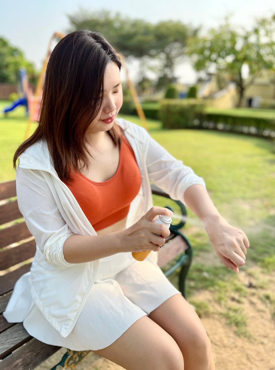 กันแดดไอเทมสุดจำเป็นเมื่อต้องออกจากบ้าน  กับน้องสเปย์กันแดด #NUFORMULA บอกเลยตัวนี้เราฉีดทั้วทั้งหน้าและผิวกาย ฉีดแล้วไม่เป็นคราบ ไม่ต้องกลัวเลยว่าฉีดไปแล้วหน้าจะเหนียว เพราะเนื้อละอองละเอียดแมทลื่นนสบายผิวมากก นี้ไปออกกำลังกายหรือไปที่กลางแจ้งคือพกติดตัว ฉีดเติมระหว่างวันตลอด