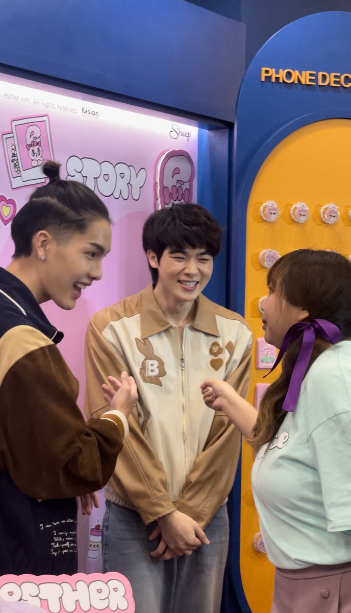 2beSaturn's tweet photo. ต้าถามว่า คนไหนปะป๊า คนไหนมะม๊านะ

JB : *ชี้พี่บอม* คนนี้มะม๊าค่ะ *ชี้ต้า* คนนี้ปะป๊าค่ะ 

จบ ครอบครัวสุขสันต์นิรันดร์

#ต้าบอม #TarBom https://t.co/MQN2BCqmS8