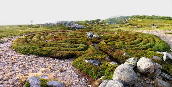 1/5 🧵Many cultures seemed drawn to mazes or 'labyrinths'. Perhaps these places were actually for ritual meditative practice. To walk the path and contemplate mortality or the afterlife. Lets start with Bolshoi Zayatsky in Russia, a tundra like island.
