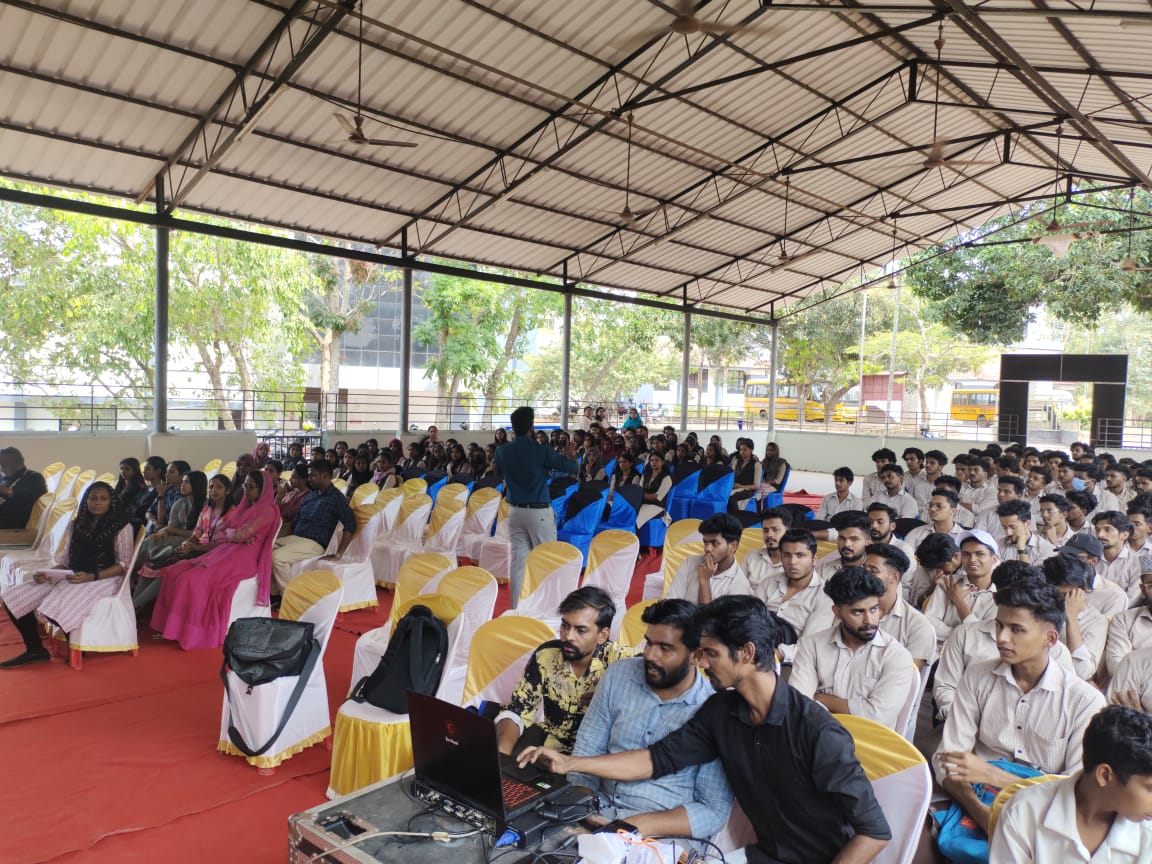 indiabookrecord's tweet image. Mohammed Sajin S from Kollam, Kerala, has etched his name in the #IndiaBookofRecords by setting remarkable record in #engineeringeducation.
Mohammed conducted astonishing 150 #technicalworkshops, showcasing advancements &amp;amp; career opportunities across various engineering streams.