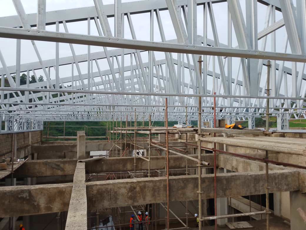 MrRoofRwanda's tweet photo. PROJECT IN PROGRESS | Precision and organisation are paramount to a successful installation 🛠️👷🏾♂️💪🏾
🔹🔹🔹
#mrroofrwanda #construction #renovation #innovation #lightsteelframe #selflockroofsheets #buildwithus #Rwanda #precisionbuilding #newroof #engineers #architects https://t.co/woqHNaRxYc