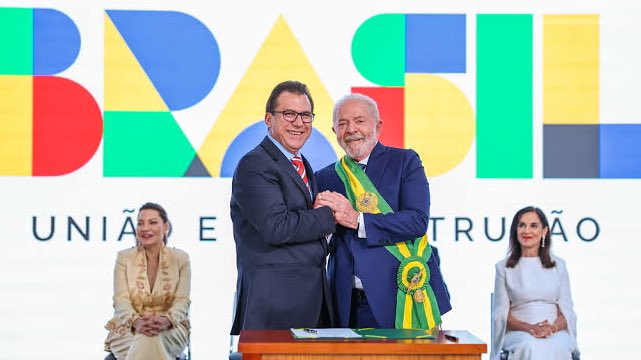 As ideias brilhantes do Ministro do Trabalho do Gov Lula:

— Expulsar o Uber do Brasil e fazer os Correios criarem um concorrente;

— Acabar com o Saque-Aniversário e obrigar o trabalhador a fazer um empréstimo consignado (pagando juros) para ter acesso ao seu FGTS;

— Obrigar