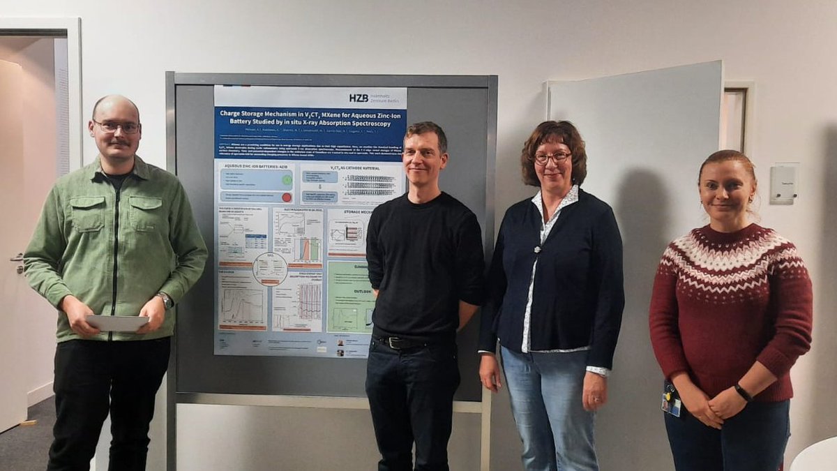 🎉 Huge congratulations to our brilliant PhD student Andreas Weisser for clinching the Best Poster Award at the #MatSEC colloquium at HZB ! 🏆🔋 Andrea's work on #MXene for Zinc-ion #batteries is truly inspiring. Keep shining bright, Andreas! 🌟 #STEM @HZBde @HZB_BESSY