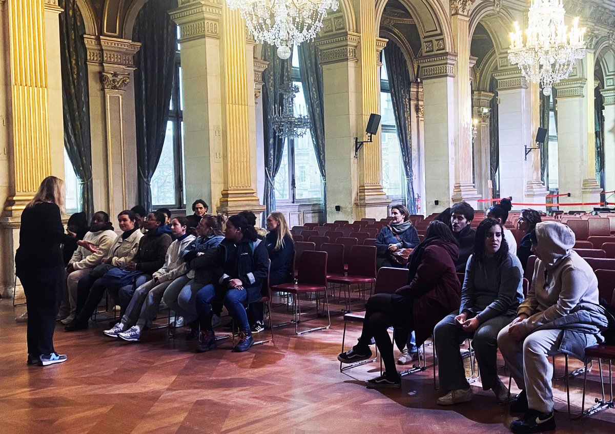 ATLAND a organisé une visite privée de l’Hôtel de Ville de <a href="/Paris/">Paris</a> pour les jeunes de l’association <a href="/Culturepriori/">Culture Prioritaire</a>, qui ont découvert l'importance architecturale, artistique &amp; historique du plus grand bâtiment municipal d'Europe, et ont pu échanger avec Mme la Maire, <a href="/Anne_Hidalgo/">Anne Hidalgo</a>