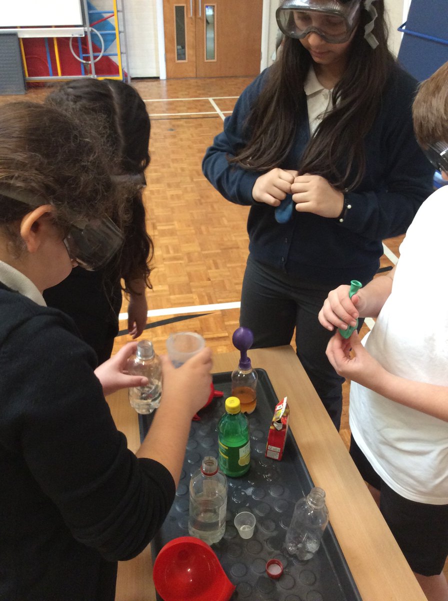 HandfordHallPS's tweet image. Year 5 students love science!